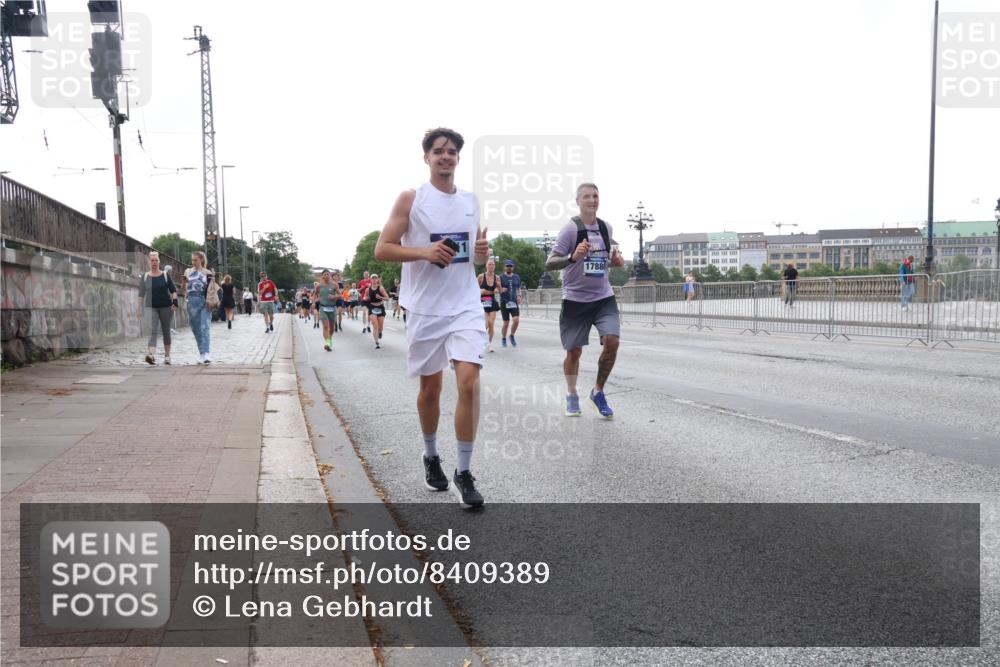 29.06.2025 - hella hamburg halbmarathon Lena Gebhardt http://msf.ph/oto/8409389 29.06.2025 10:04:16 Lombardsbrücke 17880, 1032, 1213, 1355, 1367, 1377, 1674, 2852, 2979, 3488, 3994, 4095, 4488, 4587, 5058, 5354, 5363, 5365, 5613, 5976, 6142, 6706, 6709, 7017, 7306, 7485, 8177, 8217, 8421, 8422, 8423, 8469, 9280, 9489, 9526, 9899, 10213, 10756, 10962, 11511, 11582, 11614, 12004, 12005, 12336, 12653, 12998, 13173, 13583, 13625, 14340, 14436, 14917, 15520, 15525, 15678, 16099, 16113, 16128, 16145, 16753, 16989, 17071, 17098, 17113, 17437 meine-sportfotos.de