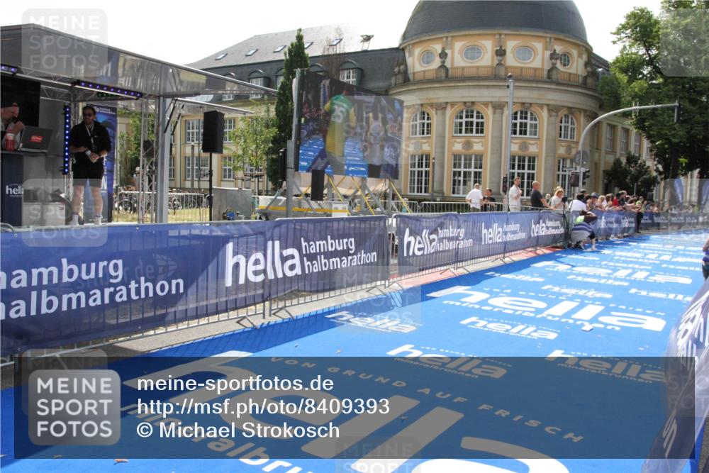29.06.2025 - hella hamburg halbmarathon Michael Strokosch http://msf.ph/oto/8409393 29.06.2025 10:03:01 Ziel 7, 9 meine-sportfotos.de