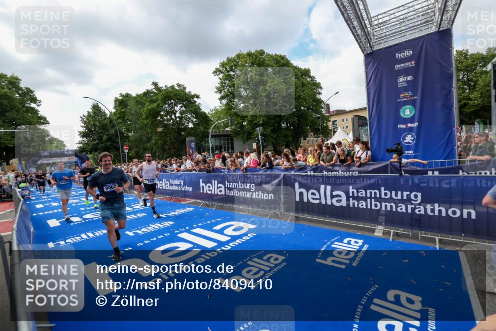 29.06.2025 - hella hamburg halbmarathon Zöllner http://msf.ph/oto/8409410 29.06.2025 10:44:04 Ziel 1558, 2816, 4981, 6705, 8063, 8900, 9081, 10596, 11346, 12438, 13123, 15383, 16697, 17516, 17977, 18004 meine-sportfotos.de