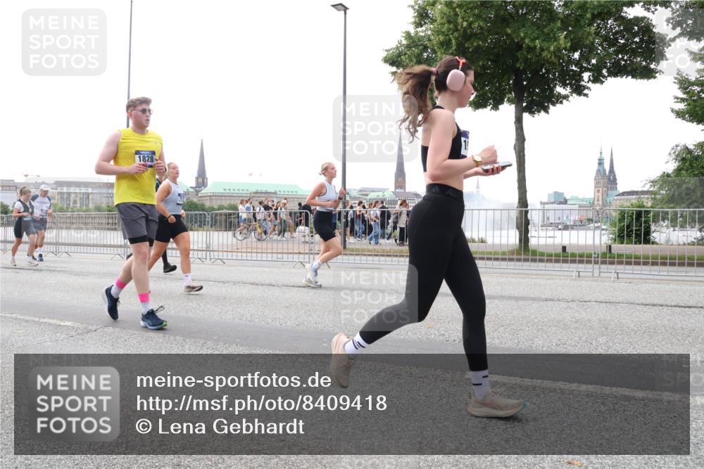 29.06.2025 - hella hamburg halbmarathon Lena Gebhardt http://msf.ph/oto/8409418 29.06.2025 10:50:51 Lombardsbrücke 1828, 1129, 1203, 1208, 1259, 1404, 1828, 1930, 2047, 2200, 2358, 2859, 3184, 3229, 3647, 3680, 3838, 3934, 4642, 4695, 4771, 4848, 4961, 5131, 5286, 5289, 6178, 7133, 7141, 7161, 7505, 7677, 7770, 7771, 7825, 7938, 8200, 8299, 8779, 8833, 8834, 8986, 9096, 9168, 9933, 10029, 10437, 10552, 10614, 10636, 10744, 11052, 11252, 11577, 12392, 12393, 14102, 14534, 14591, 15017, 15230, 15416 meine-sportfotos.de