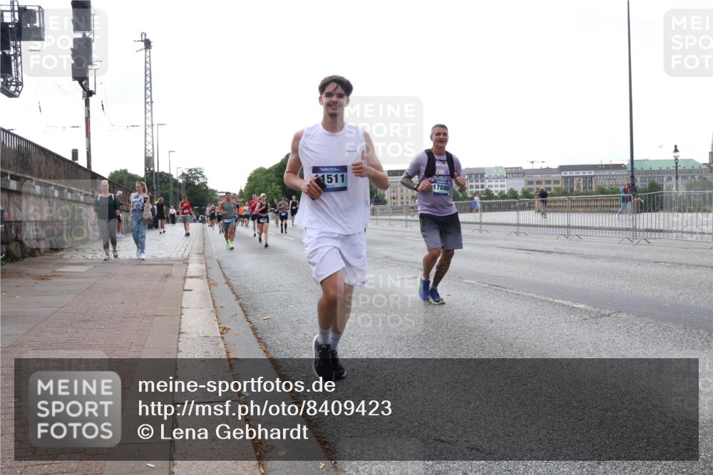 29.06.2025 - hella hamburg halbmarathon Lena Gebhardt http://msf.ph/oto/8409423 29.06.2025 10:04:16 Lombardsbrücke 1511, 17880, 1032, 1213, 1355, 1367, 1377, 1674, 2852, 2979, 3488, 3994, 4095, 4488, 4587, 5058, 5354, 5363, 5365, 5613, 5976, 6142, 6706, 6709, 7017, 7306, 7485, 8177, 8217, 8421, 8422, 8423, 8469, 9280, 9489, 9526, 9899, 10213, 10756, 10962, 11511, 11582, 11614, 12004, 12005, 12336, 12653, 12998, 13173, 13583, 13625, 14340, 14436, 14917, 15520, 15525, 15678, 16099, 16113, 16128, 16145, 16753, 16989, 17071, 17098, 17113, 17437 meine-sportfotos.de