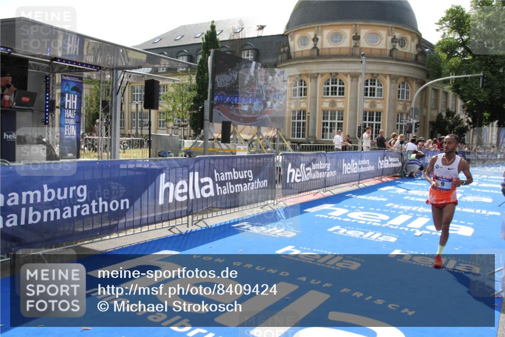 29.06.2025 - hella hamburg halbmarathon Michael Strokosch http://msf.ph/oto/8409424 29.06.2025 10:03:06 Ziel 9, 23 meine-sportfotos.de