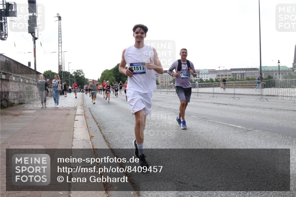29.06.2025 - hella hamburg halbmarathon Lena Gebhardt http://msf.ph/oto/8409457 29.06.2025 10:04:16 Lombardsbrücke 1511, 17880, 1032, 1213, 1355, 1367, 1377, 1674, 2852, 2979, 3488, 3994, 4095, 4488, 4587, 5058, 5354, 5363, 5365, 5613, 5976, 6142, 6706, 6709, 7017, 7306, 7485, 8177, 8217, 8421, 8422, 8423, 8469, 9280, 9489, 9526, 9899, 10213, 10756, 10962, 11511, 11582, 11614, 12004, 12005, 12336, 12653, 12998, 13173, 13583, 13625, 14340, 14436, 14917, 15520, 15525, 15678, 16099, 16113, 16128, 16145, 16753, 16989, 17071, 17098, 17113, 17437 meine-sportfotos.de