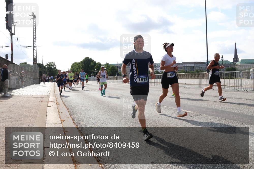 29.06.2025 - hella hamburg halbmarathon Lena Gebhardt http://msf.ph/oto/8409459 29.06.2025 09:50:02 Lombardsbrücke 1615, 1343, 1445, 1615, 1675, 1800, 1803, 1975, 2324, 2415, 2573, 2949, 3136, 3282, 3332, 3431, 3530, 4303, 4318, 4425, 4528, 4823, 5248, 5409, 5436, 6095, 6123, 6682, 6704, 7229, 7495, 7774, 7796, 8370, 8465, 8629, 8925, 9264, 9265, 9294, 9296, 9302, 9686, 9711, 9914, 9979, 10680, 10894, 10930, 11765, 11767, 12292, 12327, 12540, 12554, 12839, 12895, 13141, 13457, 13725, 13800, 14077, 14204, 14374, 14560, 14688, 14789, 15094 meine-sportfotos.de
