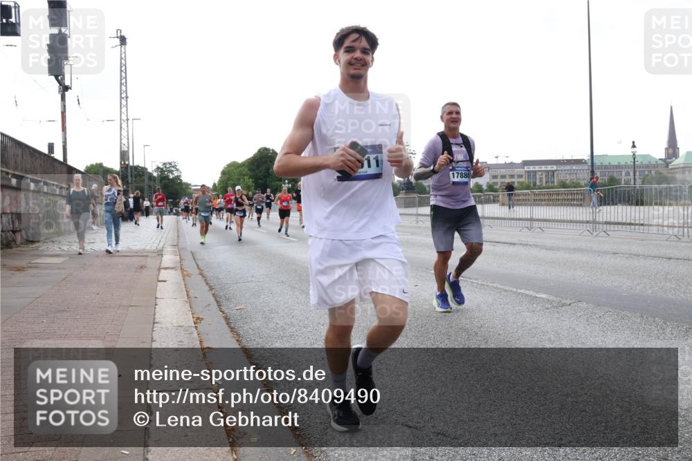 29.06.2025 - hella hamburg halbmarathon Lena Gebhardt http://msf.ph/oto/8409490 29.06.2025 10:04:16 Lombardsbrücke 11, 17880, 1032, 1213, 1355, 1367, 1377, 1674, 2852, 2979, 3488, 3994, 4095, 4488, 4587, 5058, 5354, 5363, 5365, 5613, 5976, 6142, 6706, 6709, 7017, 7306, 7485, 8177, 8217, 8421, 8422, 8423, 8469, 9280, 9489, 9526, 9899, 10213, 10756, 10962, 11511, 11582, 11614, 12004, 12005, 12336, 12653, 12998, 13173, 13583, 13625, 14340, 14436, 14917, 15520, 15525, 15678, 16099, 16113, 16128, 16145, 16753, 16989, 17071, 17098, 17113, 17437 meine-sportfotos.de