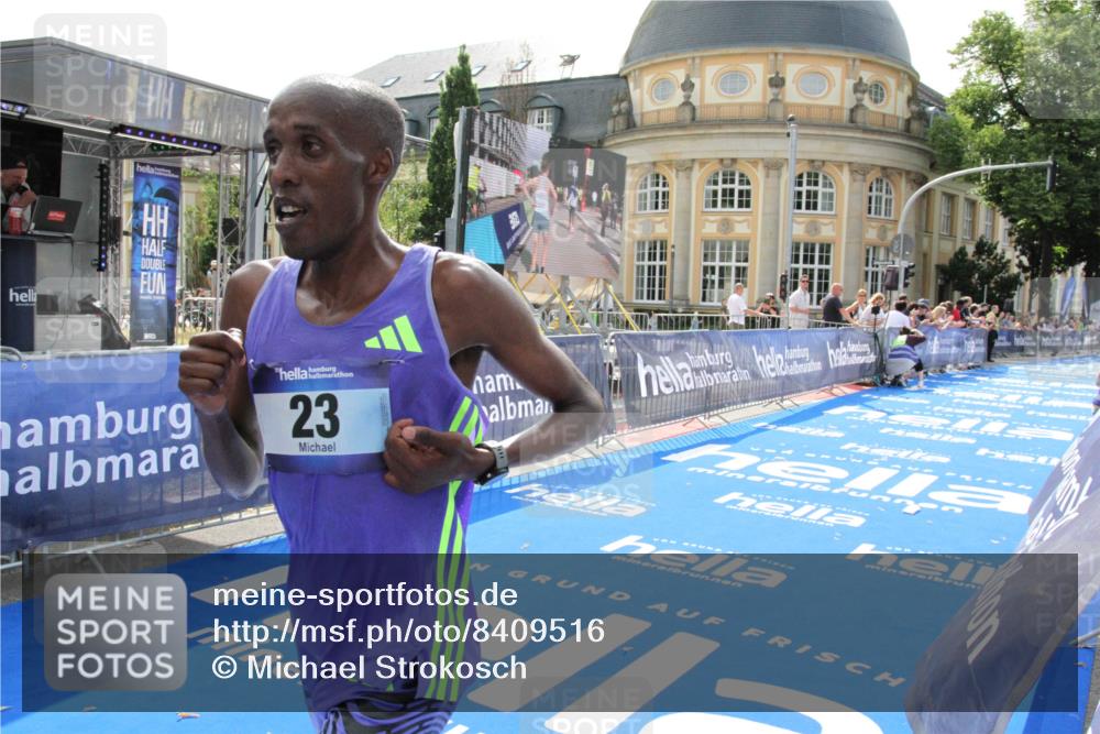 29.06.2025 - hella hamburg halbmarathon Michael Strokosch http://msf.ph/oto/8409516 29.06.2025 10:03:12 Ziel 16, 23 meine-sportfotos.de