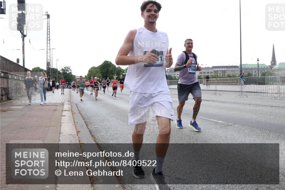 29.06.2025 - hella hamburg halbmarathon Lena Gebhardt http://msf.ph/oto/8409522 29.06.2025 10:04:16 Lombardsbrücke 1788, 1032, 1213, 1355, 1367, 1377, 1674, 2852, 2979, 3488, 3994, 4095, 4488, 4587, 5058, 5354, 5363, 5365, 5613, 5976, 6142, 6706, 6709, 7017, 7306, 7485, 8177, 8217, 8421, 8422, 8423, 8469, 9280, 9489, 9526, 9899, 10213, 10756, 10962, 11511, 11582, 11614, 12004, 12005, 12336, 12653, 12998, 13173, 13583, 13625, 14340, 14436, 14917, 15520, 15525, 15678, 16099, 16113, 16128, 16145, 16753, 16989, 17071, 17098, 17113, 17437 meine-sportfotos.de