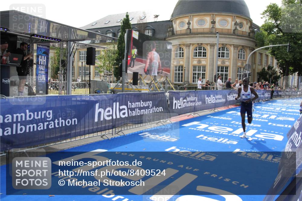 29.06.2025 - hella hamburg halbmarathon Michael Strokosch http://msf.ph/oto/8409524 29.06.2025 10:03:16 Ziel 16 meine-sportfotos.de