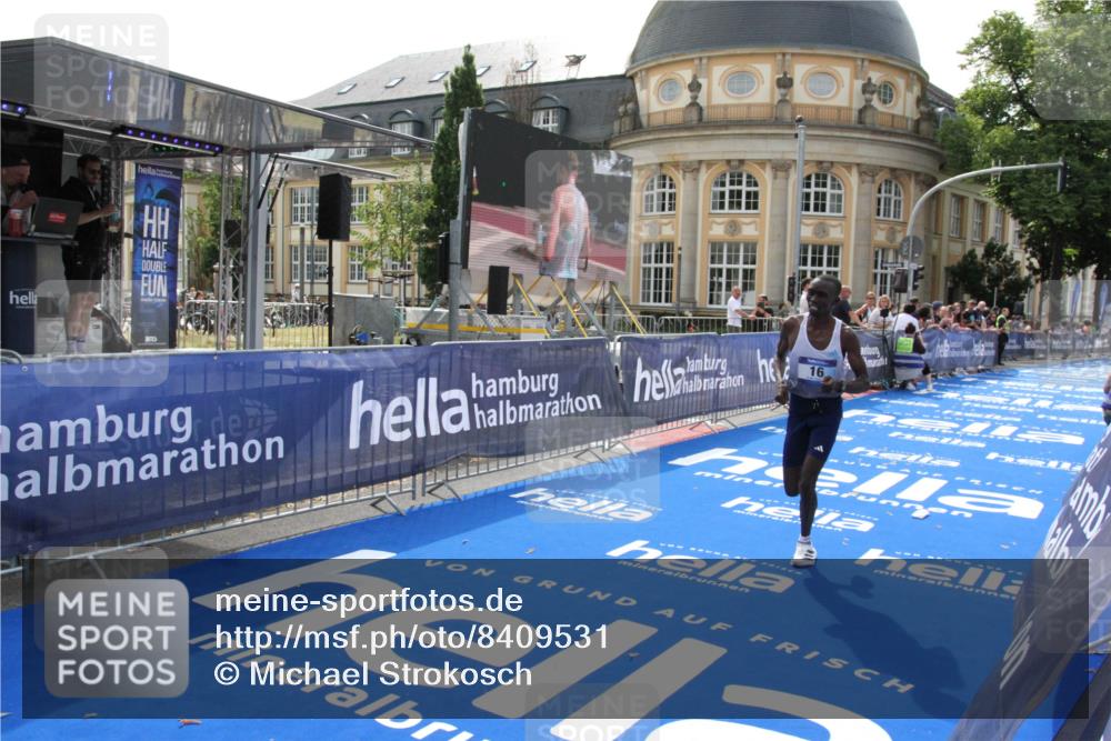 29.06.2025 - hella hamburg halbmarathon Michael Strokosch http://msf.ph/oto/8409531 29.06.2025 10:03:17 Ziel 16 meine-sportfotos.de
