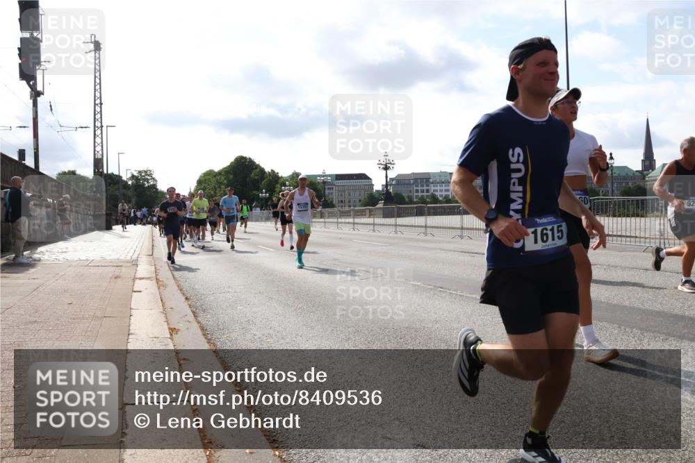 29.06.2025 - hella hamburg halbmarathon Lena Gebhardt http://msf.ph/oto/8409536 29.06.2025 09:50:02 Lombardsbrücke 1615, 1343, 1445, 1615, 1675, 1800, 1803, 1975, 2324, 2415, 2573, 2949, 3136, 3282, 3332, 3431, 3530, 4303, 4318, 4425, 4528, 4823, 5248, 5409, 5436, 6095, 6123, 6682, 6704, 7229, 7495, 7774, 7796, 8370, 8465, 8629, 8925, 9264, 9265, 9294, 9296, 9302, 9686, 9711, 9914, 9979, 10680, 10894, 10930, 11765, 11767, 12292, 12327, 12540, 12554, 12839, 12895, 13141, 13457, 13725, 13800, 14077, 14204, 14374, 14560, 14688, 14789, 15094 meine-sportfotos.de