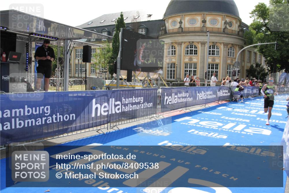29.06.2025 - hella hamburg halbmarathon Michael Strokosch http://msf.ph/oto/8409538 29.06.2025 10:03:47 Ziel 6 meine-sportfotos.de