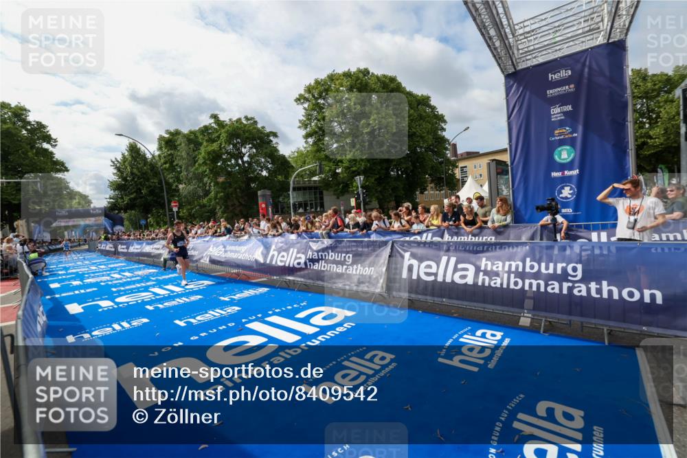 29.06.2025 - hella hamburg halbmarathon Zöllner http://msf.ph/oto/8409542 29.06.2025 10:19:26 Ziel 2659, 13016 meine-sportfotos.de