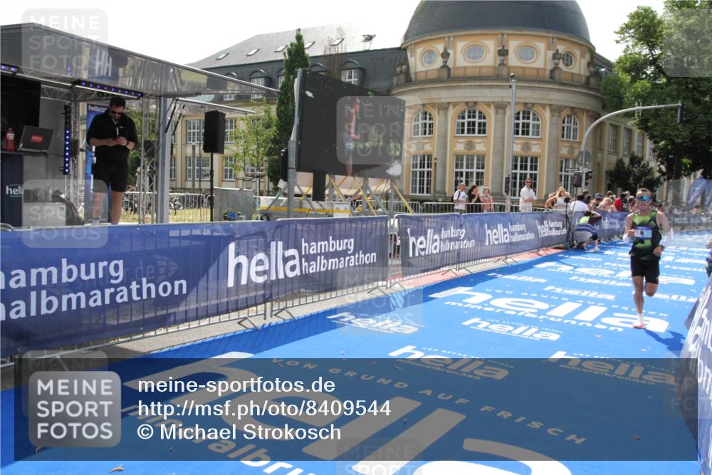 29.06.2025 - hella hamburg halbmarathon Michael Strokosch http://msf.ph/oto/8409544 29.06.2025 10:03:47 Ziel 6 meine-sportfotos.de