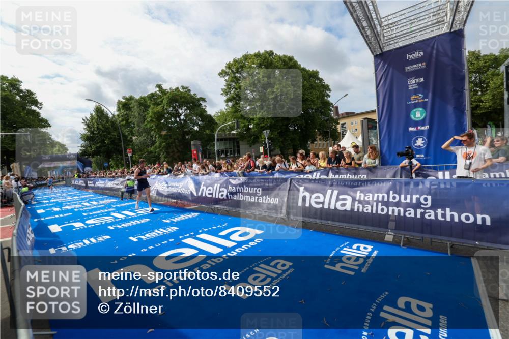 29.06.2025 - hella hamburg halbmarathon Zöllner http://msf.ph/oto/8409552 29.06.2025 10:19:26 Ziel 2659, 13016 meine-sportfotos.de