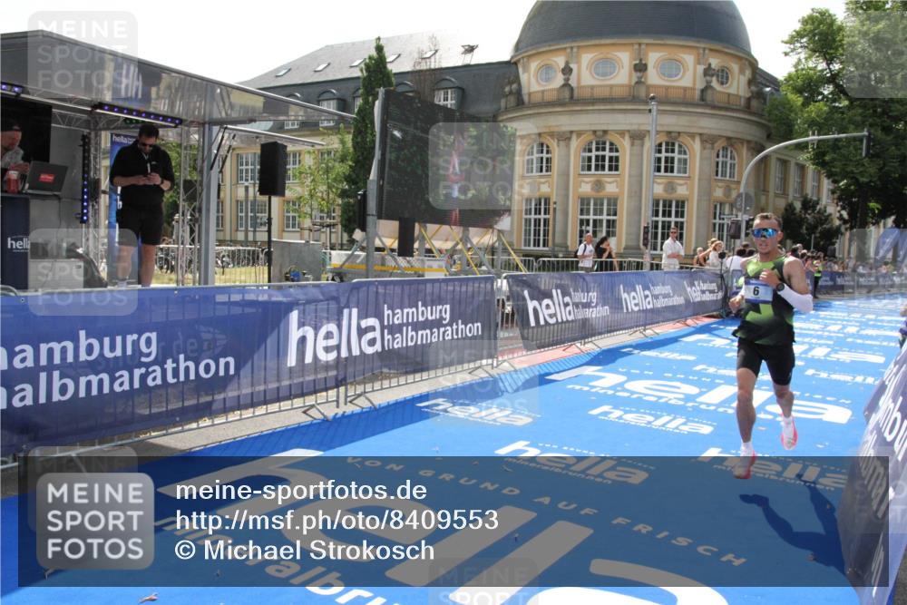 29.06.2025 - hella hamburg halbmarathon Michael Strokosch http://msf.ph/oto/8409553 29.06.2025 10:03:48 Ziel 6 meine-sportfotos.de