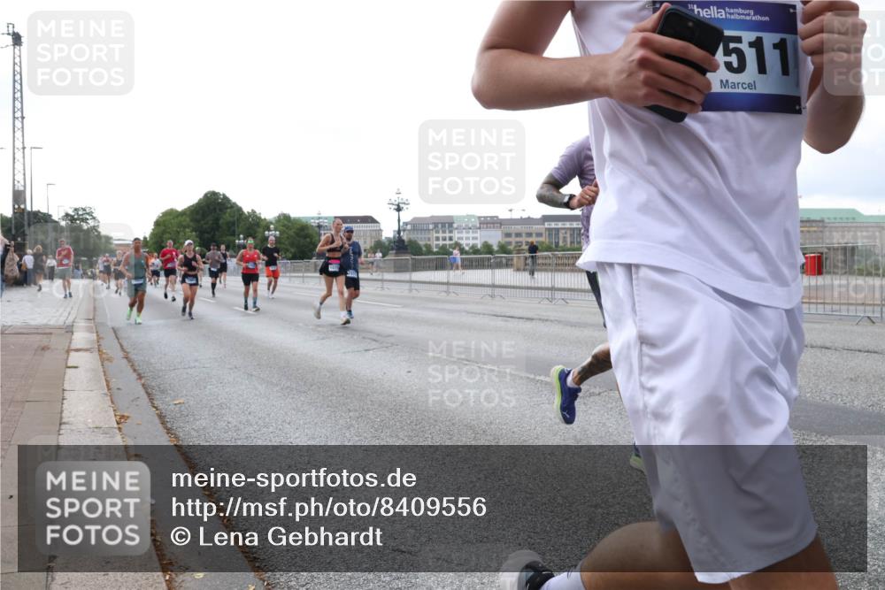 29.06.2025 - hella hamburg halbmarathon Lena Gebhardt http://msf.ph/oto/8409556 29.06.2025 10:04:17 Lombardsbrücke 511, 1032, 1213, 1355, 1377, 1674, 2011, 2852, 2979, 3488, 3994, 4095, 4488, 4587, 5058, 5354, 5363, 5365, 5613, 5976, 6142, 6706, 6709, 7017, 7306, 7485, 8177, 8217, 8421, 8422, 8423, 8469, 9489, 9526, 9899, 10213, 10756, 10962, 11511, 11582, 11614, 12004, 12005, 12336, 12653, 12998, 13173, 13583, 13625, 14340, 14436, 14917, 15520, 15525, 15678, 16099, 16113, 16128, 16145, 16753, 16989, 17071, 17098, 17113, 17437 meine-sportfotos.de