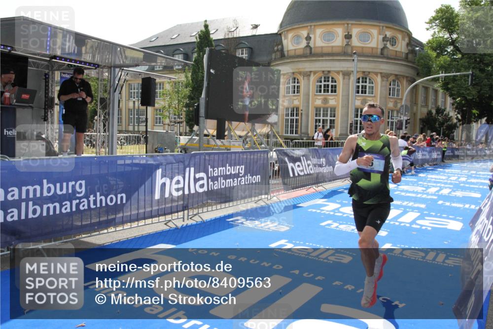 29.06.2025 - hella hamburg halbmarathon Michael Strokosch http://msf.ph/oto/8409563 29.06.2025 10:03:48 Ziel 6 meine-sportfotos.de