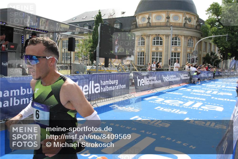 29.06.2025 - hella hamburg halbmarathon Michael Strokosch http://msf.ph/oto/8409569 29.06.2025 10:03:49 Ziel 6 meine-sportfotos.de