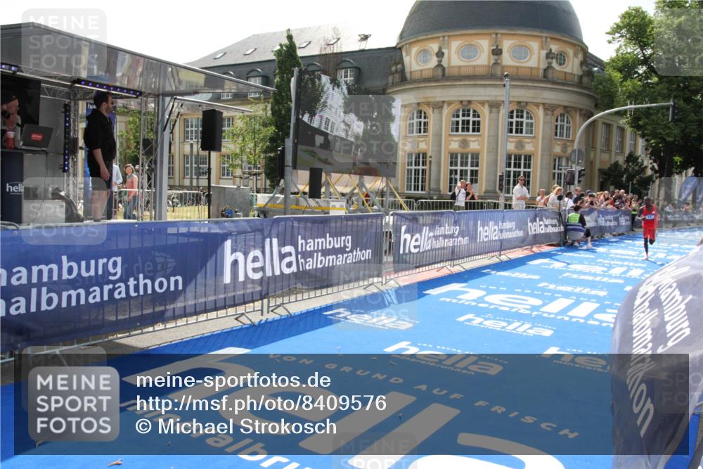 29.06.2025 - hella hamburg halbmarathon Michael Strokosch http://msf.ph/oto/8409576 29.06.2025 10:03:56 Ziel 13 meine-sportfotos.de