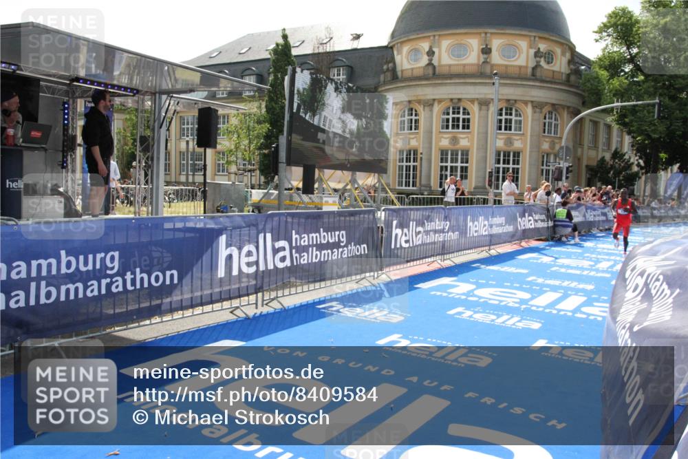 29.06.2025 - hella hamburg halbmarathon Michael Strokosch http://msf.ph/oto/8409584 29.06.2025 10:03:56 Ziel 13 meine-sportfotos.de