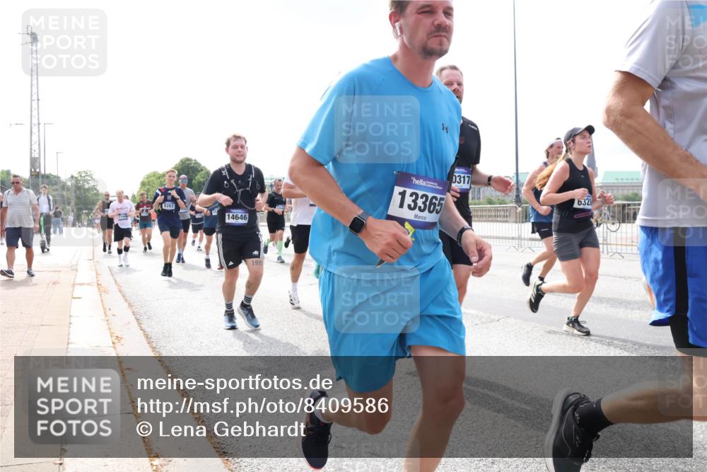 29.06.2025 - hella hamburg halbmarathon Lena Gebhardt http://msf.ph/oto/8409586 29.06.2025 10:16:57 Lombardsbrücke 8263, 14646, 199, 13365, 0317, 6328, 1083, 1117, 1137, 1240, 1298, 1331, 1348, 1356, 1403, 1553, 1602, 1825, 2225, 2347, 2908, 2912, 3088, 3156, 3176, 3210, 3450, 3464, 3466, 3484, 3622, 3687, 4478, 5023, 5036, 5037, 5390, 5929, 5930, 5995, 6328, 6488, 6742, 6941, 6948, 7114, 7115, 7158, 7257, 7345, 7358, 7360, 7376, 7924, 7928, 8253, 8263, 8295, 8317, 8513, 8558, 8619, 8707, 8847, 8857, 8983, 9091, 9208, 9332, 9492, 9664, 9676, 10076, 10232 meine-sportfotos.de