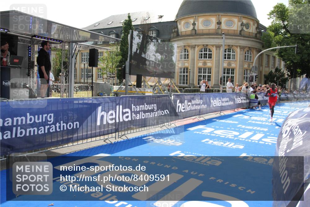 29.06.2025 - hella hamburg halbmarathon Michael Strokosch http://msf.ph/oto/8409591 29.06.2025 10:03:56 Ziel 13 meine-sportfotos.de