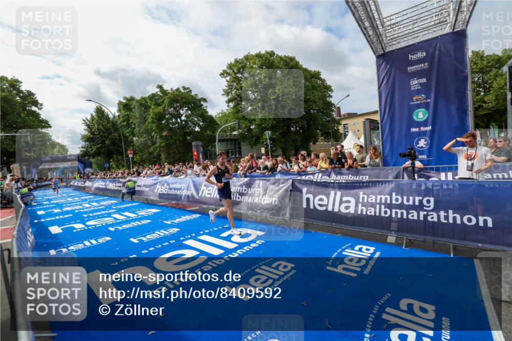 29.06.2025 - hella hamburg halbmarathon Zöllner http://msf.ph/oto/8409592 29.06.2025 10:19:28 Ziel 2659, 13016 meine-sportfotos.de