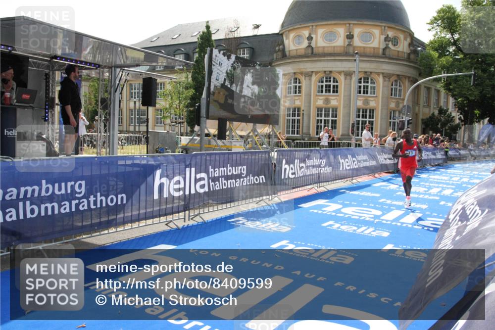 29.06.2025 - hella hamburg halbmarathon Michael Strokosch http://msf.ph/oto/8409599 29.06.2025 10:03:57 Ziel 13 meine-sportfotos.de