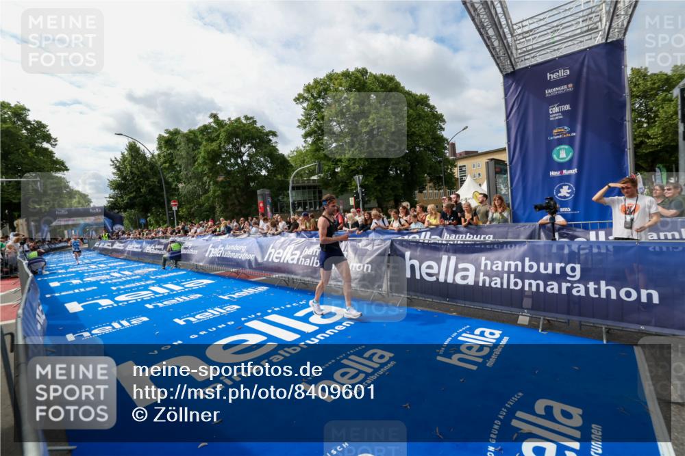 29.06.2025 - hella hamburg halbmarathon Zöllner http://msf.ph/oto/8409601 29.06.2025 10:19:28 Ziel 2659, 13016 meine-sportfotos.de