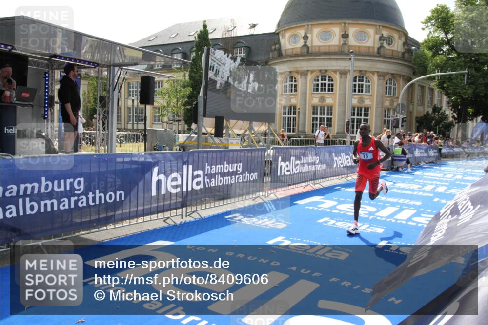 29.06.2025 - hella hamburg halbmarathon Michael Strokosch http://msf.ph/oto/8409606 29.06.2025 10:03:57 Ziel 13 meine-sportfotos.de
