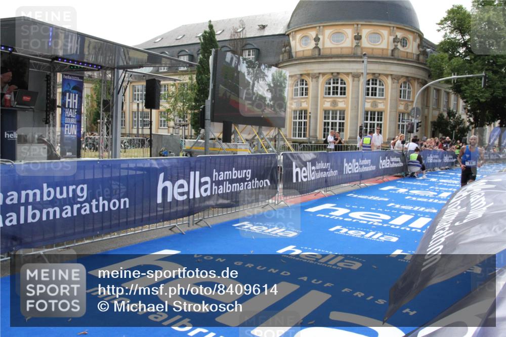 29.06.2025 - hella hamburg halbmarathon Michael Strokosch http://msf.ph/oto/8409614 29.06.2025 10:04:10 Ziel 15 meine-sportfotos.de