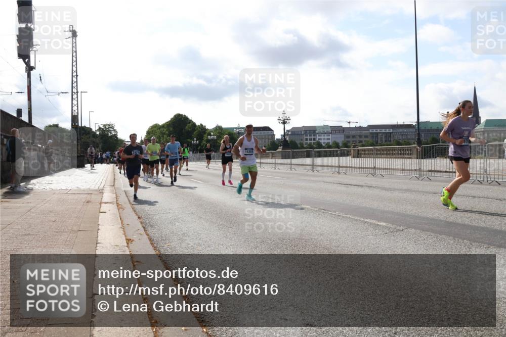 29.06.2025 - hella hamburg halbmarathon Lena Gebhardt http://msf.ph/oto/8409616 29.06.2025 09:50:03 Lombardsbrücke 15351, 2415, 1343, 1445, 1615, 1675, 1800, 1803, 1975, 2324, 2415, 2573, 2949, 3136, 3282, 3332, 3431, 3530, 4303, 4318, 4425, 4528, 4823, 5248, 5409, 5436, 6095, 6123, 6682, 6704, 7229, 7495, 7774, 7796, 8370, 8465, 8629, 8925, 9264, 9265, 9294, 9296, 9302, 9686, 9711, 9914, 9979, 10680, 10894, 10930, 11765, 11767, 12292, 12327, 12540, 12554, 12839, 12895, 13141, 13457, 13725, 13800, 14077, 14204, 14374, 14560, 14688, 14789, 15094 meine-sportfotos.de