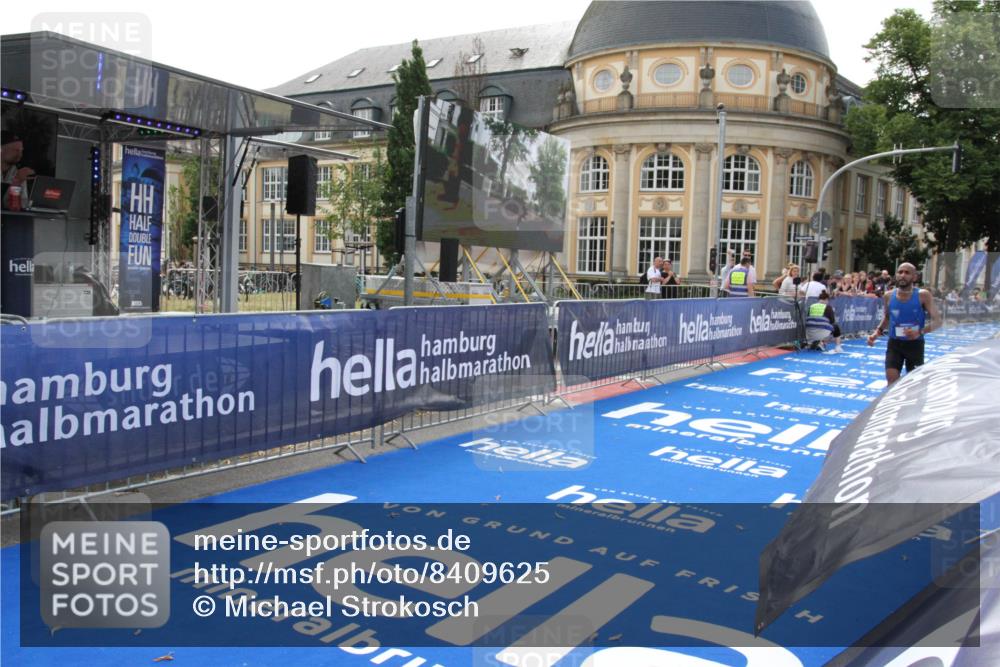 29.06.2025 - hella hamburg halbmarathon Michael Strokosch http://msf.ph/oto/8409625 29.06.2025 10:04:10 Ziel 15 meine-sportfotos.de