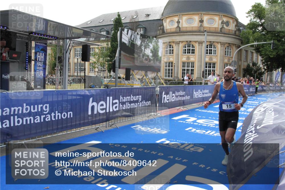 29.06.2025 - hella hamburg halbmarathon Michael Strokosch http://msf.ph/oto/8409642 29.06.2025 10:04:11 Ziel 15 meine-sportfotos.de