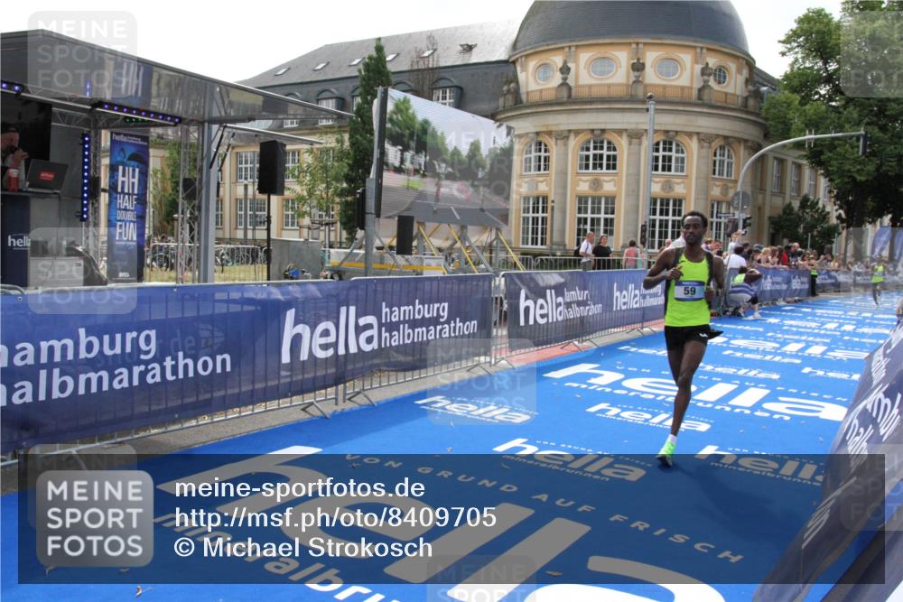 29.06.2025 - hella hamburg halbmarathon Michael Strokosch http://msf.ph/oto/8409705 29.06.2025 10:04:32 Ziel 58, 59 meine-sportfotos.de