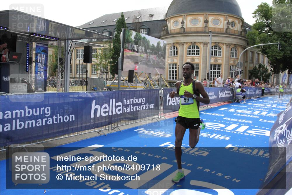 29.06.2025 - hella hamburg halbmarathon Michael Strokosch http://msf.ph/oto/8409718 29.06.2025 10:04:32 Ziel 58, 59 meine-sportfotos.de