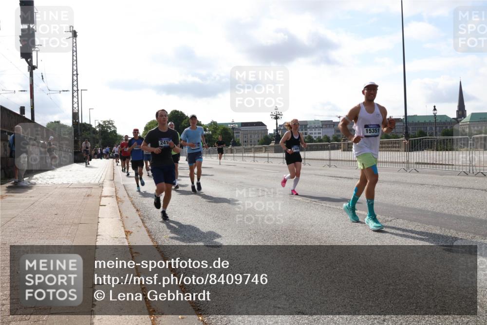29.06.2025 - hella hamburg halbmarathon Lena Gebhardt http://msf.ph/oto/8409746 29.06.2025 09:50:04 Lombardsbrücke 241, 15351, 1343, 1445, 1615, 1675, 1800, 1803, 1975, 2324, 2415, 2573, 2949, 3136, 3282, 3332, 3431, 3530, 4303, 4318, 4425, 4528, 4823, 5248, 5409, 5436, 5791, 5803, 6095, 6123, 6682, 6704, 7229, 7495, 7774, 7796, 8370, 8465, 8629, 8925, 9264, 9265, 9294, 9296, 9302, 9686, 9711, 9914, 9979, 10680, 10894, 10930, 11765, 11767, 12292, 12327, 12540, 12554, 12839, 12895, 13141, 13457, 13725, 13800, 14077, 14204, 14374, 14560, 14688, 14789, 15094 meine-sportfotos.de