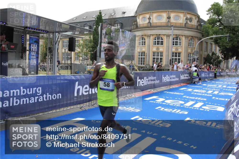 29.06.2025 - hella hamburg halbmarathon Michael Strokosch http://msf.ph/oto/8409751 29.06.2025 10:04:36 Ziel 58 meine-sportfotos.de