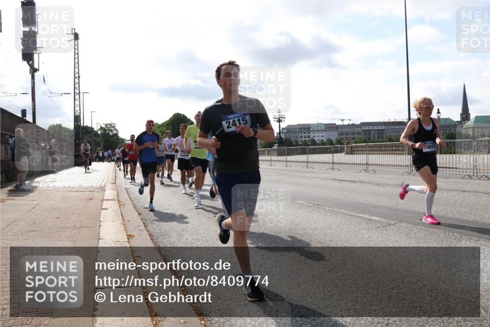 29.06.2025 - hella hamburg halbmarathon Lena Gebhardt http://msf.ph/oto/8409774 29.06.2025 09:50:05 Lombardsbrücke 179, 2415, 4691, 1343, 1445, 1615, 1675, 1800, 1803, 1975, 2324, 2415, 2568, 2573, 2949, 3136, 3282, 3332, 3431, 3530, 4303, 4318, 4425, 4528, 4823, 5248, 5409, 5436, 5791, 5803, 6123, 6682, 6704, 7229, 7495, 7774, 7796, 8370, 8465, 8629, 8925, 9264, 9265, 9294, 9296, 9302, 9686, 9711, 9914, 9979, 10680, 10894, 10930, 11765, 11767, 12292, 12327, 12540, 12554, 12839, 12895, 13141, 13457, 13725, 13800, 14077, 14204, 14374, 14560, 14688 meine-sportfotos.de