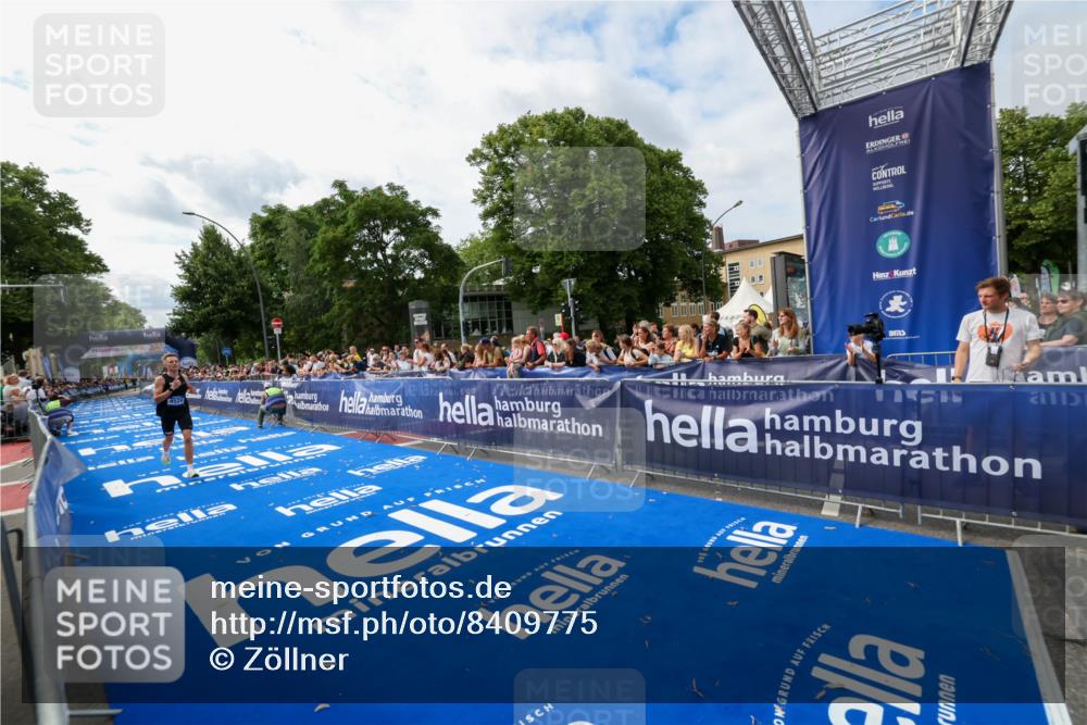 29.06.2025 - hella hamburg halbmarathon Zöllner http://msf.ph/oto/8409775 29.06.2025 10:19:52 Ziel 4524 meine-sportfotos.de