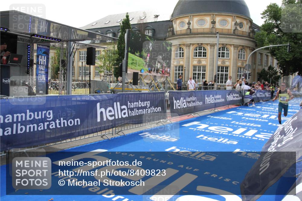 29.06.2025 - hella hamburg halbmarathon Michael Strokosch http://msf.ph/oto/8409823 29.06.2025 10:05:22 Ziel 19 meine-sportfotos.de