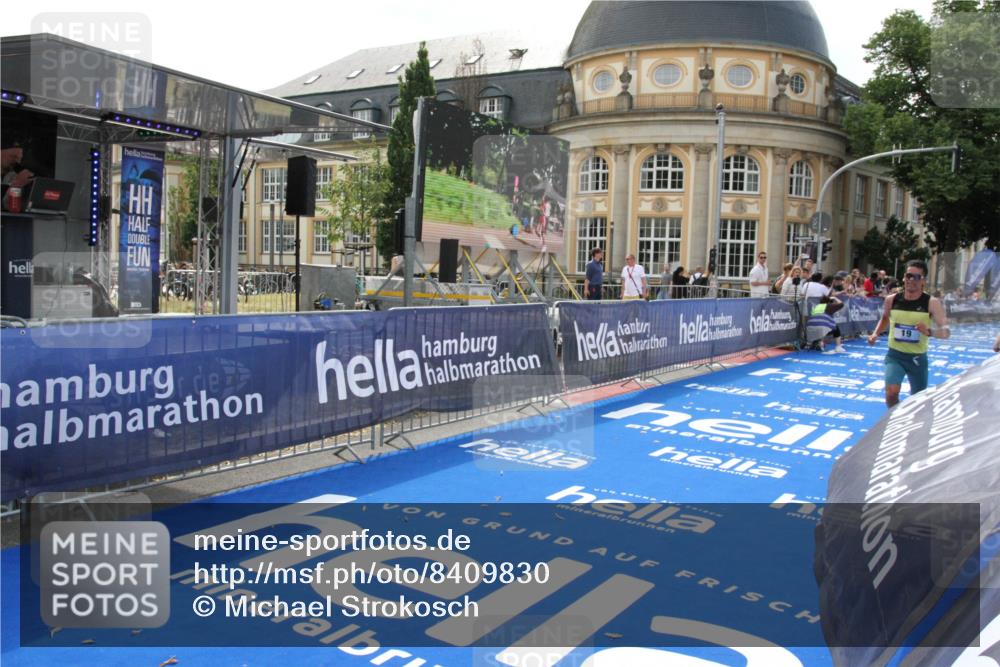 29.06.2025 - hella hamburg halbmarathon Michael Strokosch http://msf.ph/oto/8409830 29.06.2025 10:05:22 Ziel 19 meine-sportfotos.de