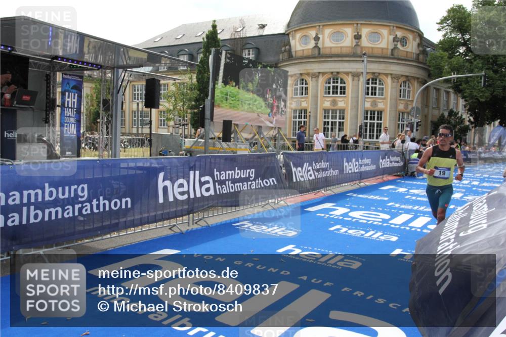 29.06.2025 - hella hamburg halbmarathon Michael Strokosch http://msf.ph/oto/8409837 29.06.2025 10:05:22 Ziel 19 meine-sportfotos.de