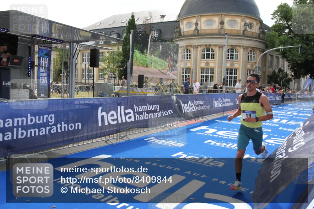 29.06.2025 - hella hamburg halbmarathon Michael Strokosch http://msf.ph/oto/8409844 29.06.2025 10:05:23 Ziel 17, 19 meine-sportfotos.de