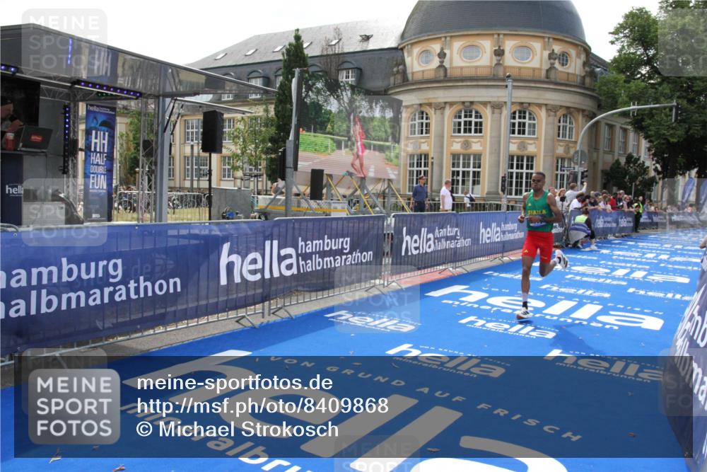 29.06.2025 - hella hamburg halbmarathon Michael Strokosch http://msf.ph/oto/8409868 29.06.2025 10:05:29 Ziel 17 meine-sportfotos.de