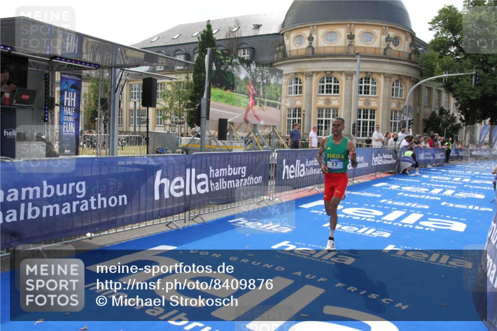 29.06.2025 - hella hamburg halbmarathon Michael Strokosch http://msf.ph/oto/8409876 29.06.2025 10:05:30 Ziel 17 meine-sportfotos.de