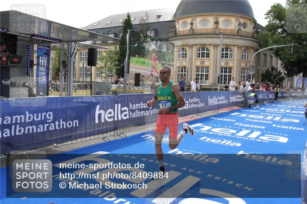 29.06.2025 - hella hamburg halbmarathon Michael Strokosch http://msf.ph/oto/8409884 29.06.2025 10:05:30 Ziel 17 meine-sportfotos.de