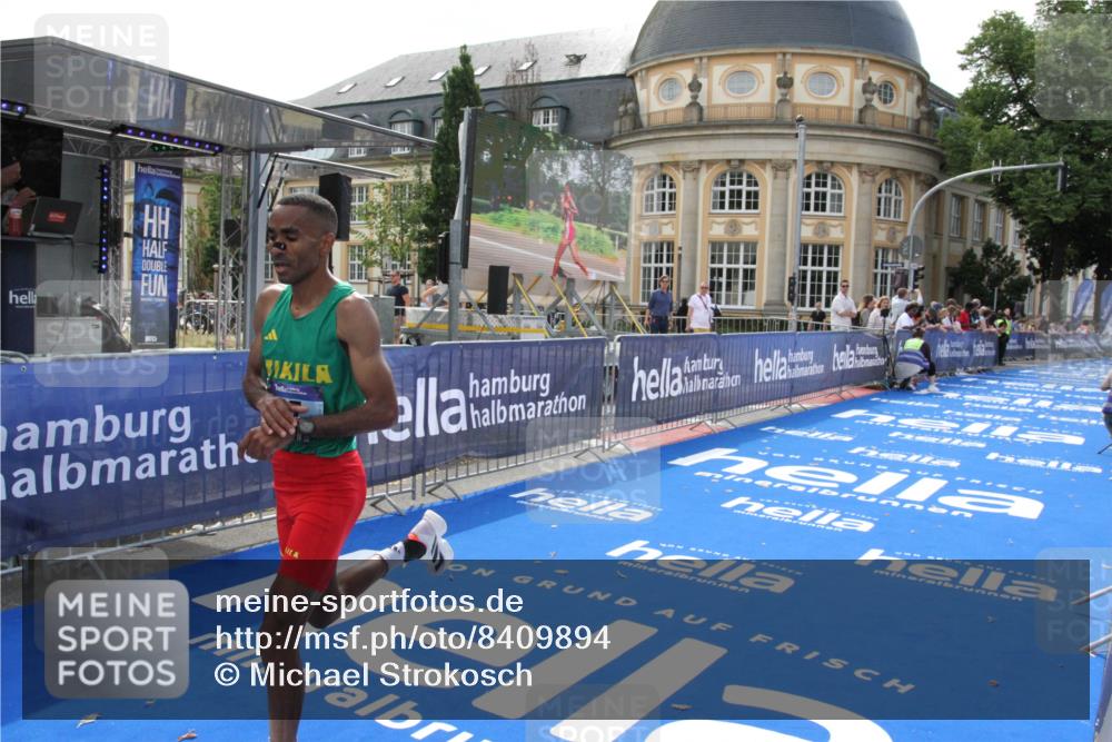 29.06.2025 - hella hamburg halbmarathon Michael Strokosch http://msf.ph/oto/8409894 29.06.2025 10:05:30 Ziel 17 meine-sportfotos.de