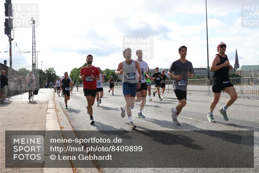 29.06.2025 - hella hamburg halbmarathon Lena Gebhardt http://msf.ph/oto/8409899 29.06.2025 09:50:08 Lombardsbrücke 7774, 12554, 17620, 9711, 43, 15521, 1675, 1343, 1445, 1615, 1675, 1688, 1800, 1803, 1975, 2324, 2415, 2568, 2573, 2826, 2949, 3282, 3332, 3431, 3530, 4303, 4318, 4398, 4425, 4528, 4823, 5248, 5409, 5436, 5791, 5803, 6123, 6682, 6704, 7495, 7774, 7796, 8370, 8450, 8465, 8629, 8925, 9017, 9264, 9265, 9294, 9296, 9302, 9365, 9686, 9711, 9979, 10680, 10894, 11765, 11767, 12292, 12327, 12540, 12554, 12839, 12895, 13141, 13457, 13725, 13800, 14077, 14204, 14374, 14560, 14688 meine-sportfotos.de