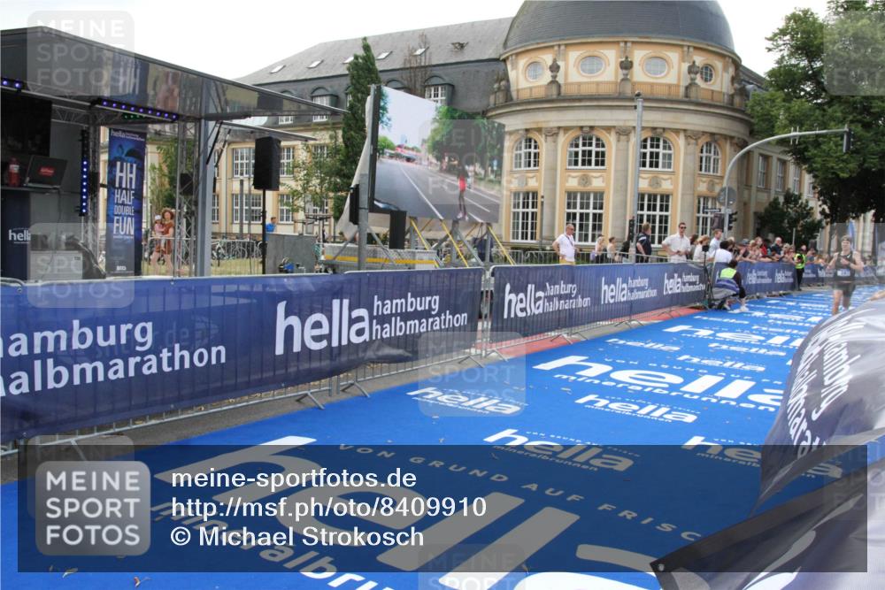 29.06.2025 - hella hamburg halbmarathon Michael Strokosch http://msf.ph/oto/8409910 29.06.2025 10:06:01 Ziel 24 meine-sportfotos.de